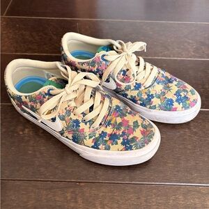 Youth Size 5 Nike Shoes